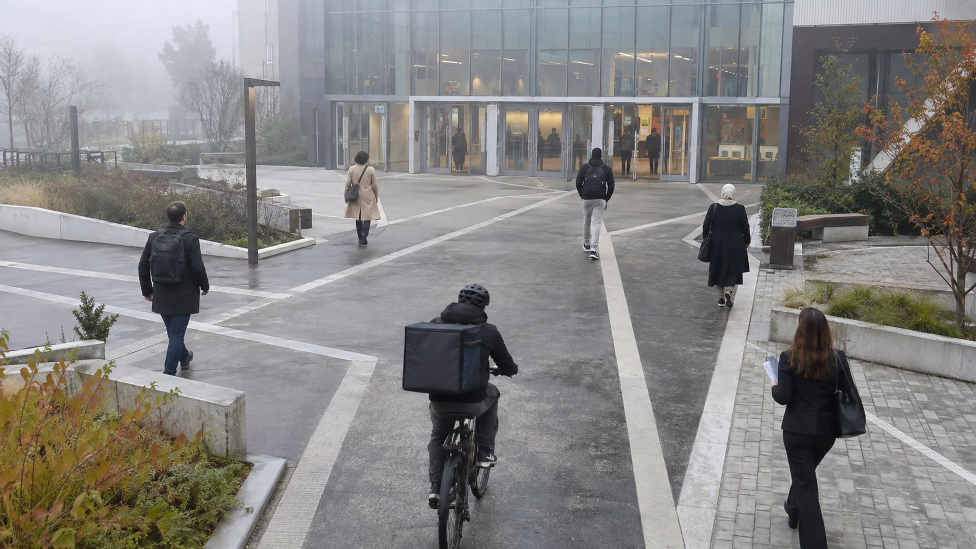 Plusieurs adultes arrivent par des chemins différents devant un centre de formation